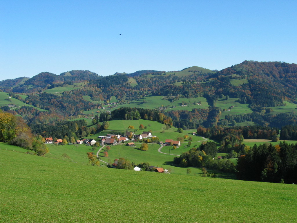 Chlibäretswil, Dorf und Häuser, im HG noch die alte Remise vom Hof Brunner