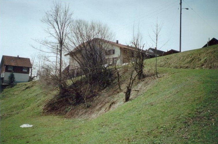 Chlibäretswil, Standort der alten Käserei (Betrieb bis 1933), auf dem Bödeli unterhalb der Sträucher, rechts die steile Zufahrt. Hinten ehem. Wirtschaft Berg