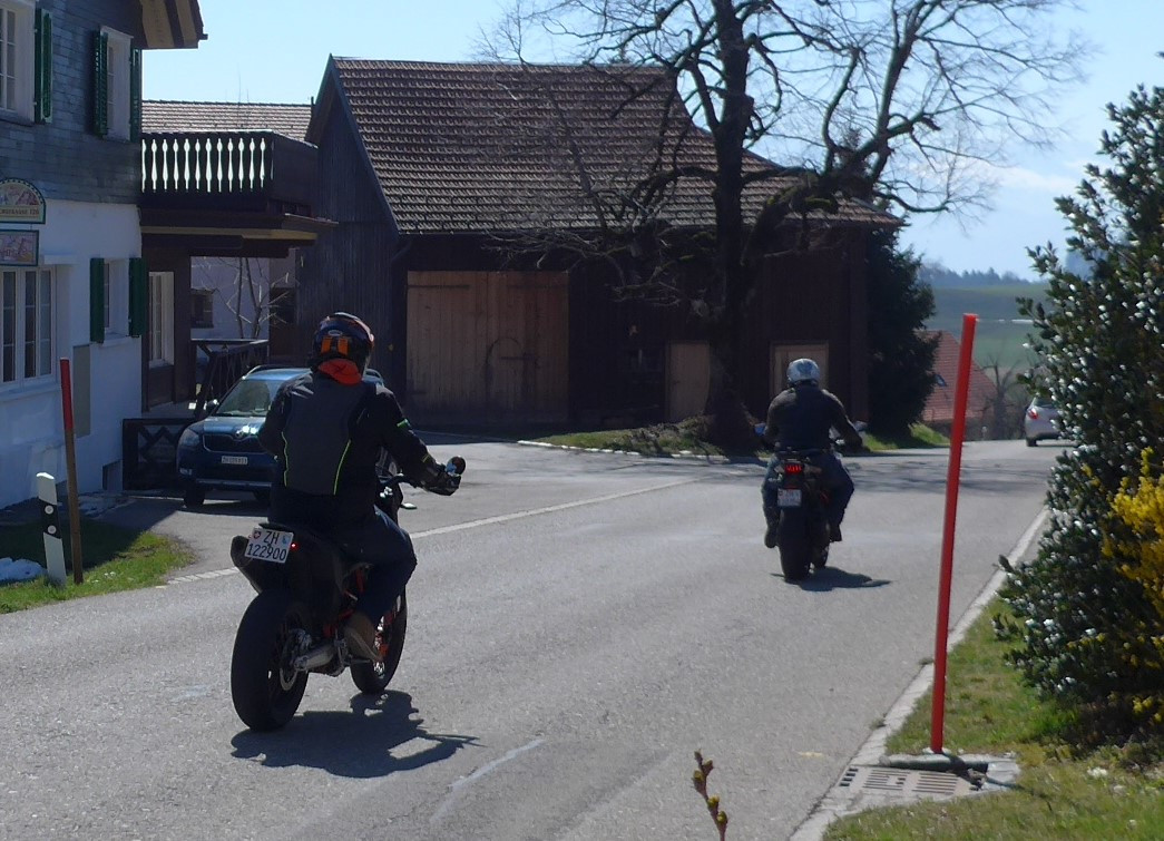 Chlibäretswil, Hauptstrasse, Aber auch Motoradfahrer lieben die kurvenreiche Bergstrecke und sind insbesondere gerne am Wochende unterwegs.