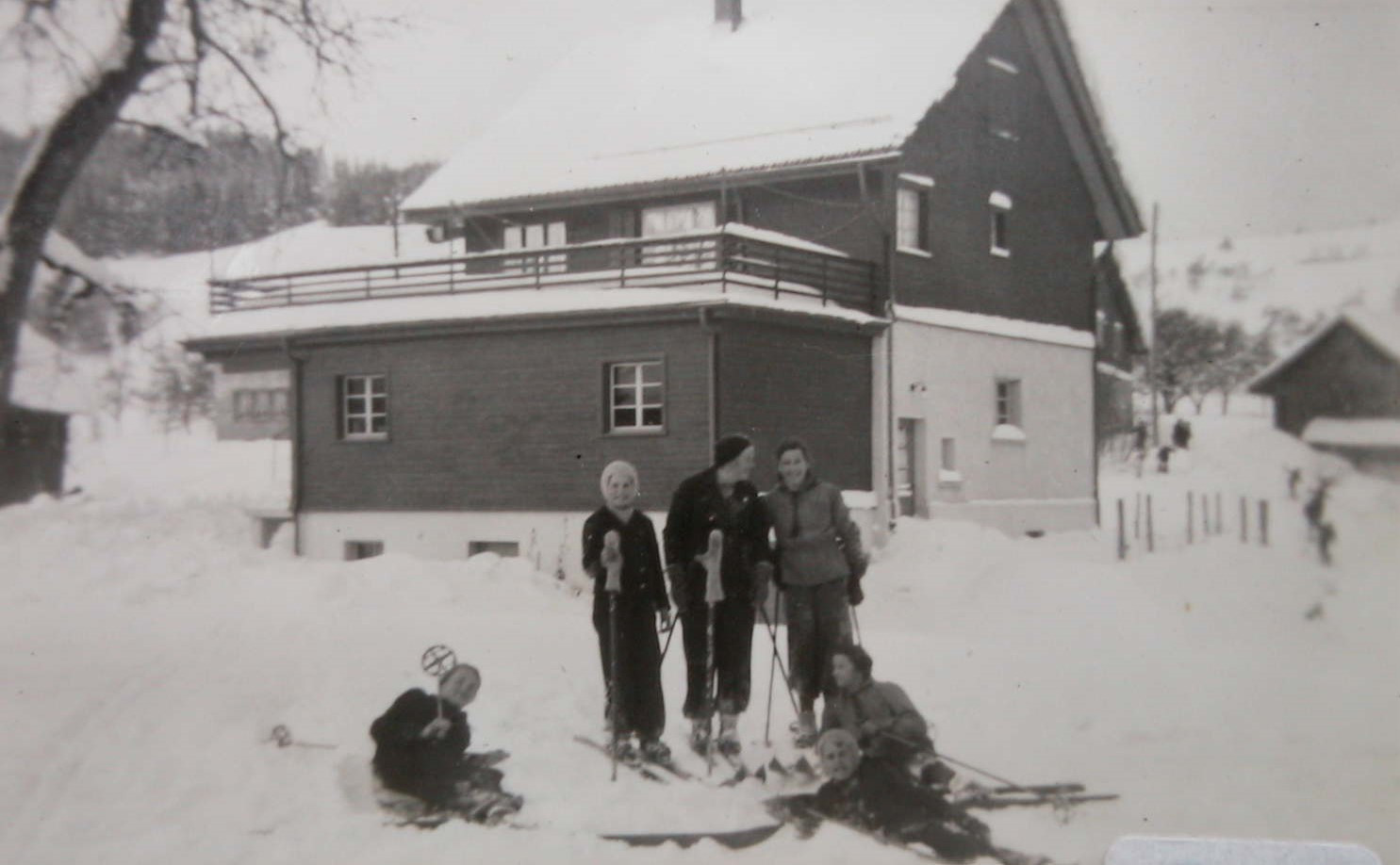 Chlibäretswil,Konsum (Bau 1935), Skigruppe, ganz links Anna Egli.