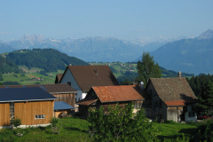 Chlibäretswil, Dorf und Häuser, Vorne Hof Forster, hinten Haus Brunner