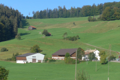 Chlibäretswil, Dorf und Häuser, Hof Hütten mit den 2 dazugehörenden Scheunen am Flurweg zum Hütte-Stüssel