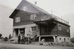 Chlibäretswil, Das «neue» Konsumhaus, Dorfkinder vlnr: NN, Rösli und Bruder Fritz Eicher, Albert Egli, Ernst Knöri