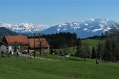 Chlibäretswil, Underhus mit Bergpanorama, links Mürtschenstock, rechts Glärnisch mit Vrenelisgärtli