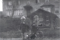 Chlibäretswil, Entenhaus nach dem Umzug vom Schwelliwisli an die Hüttenstrasse. imHG Chloster