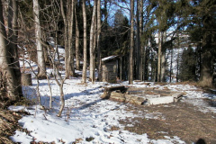 Kleinbäretswil, Luegeten, Pfadfinderhütte der Pfadi Winterthur (Feuerstelle und WC)