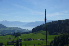 Aussicht vom Ferienhäuschen Stüssel in die Glarneralpen, im Vordergrund Liegenschaft Lee (Gde. Fischenthal).
