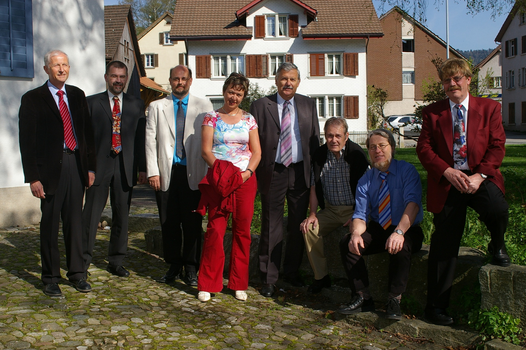 Gemeinderat 2006  im Garten, H.Mäusli, Th.Meier, F.Wanner, E.Marzorati, H.P.Hulliger (Präsident), O.Jung, A.Spörri, F.König