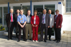 Gemeinderat 2006 vor Eingang, H.Mäusli, Th.Meier, A.Spörri, O.Jung, E.Marzorati, H.P.Hulliger (Präsident), F.Wanner, F.König