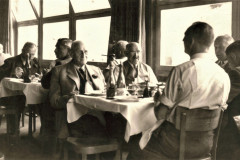 Gemeinderatsreise Säntis 1956, Vorderster Tisch vlnr:  a. Gde.Schreiber Heinrich Pfenninger / Gde.Rat Theodor Meier / Gde.Schreiber Werni Pfenninger