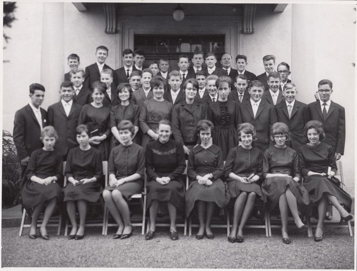 Konfirmanden 1964 mit Pfr. Jürg Schmid