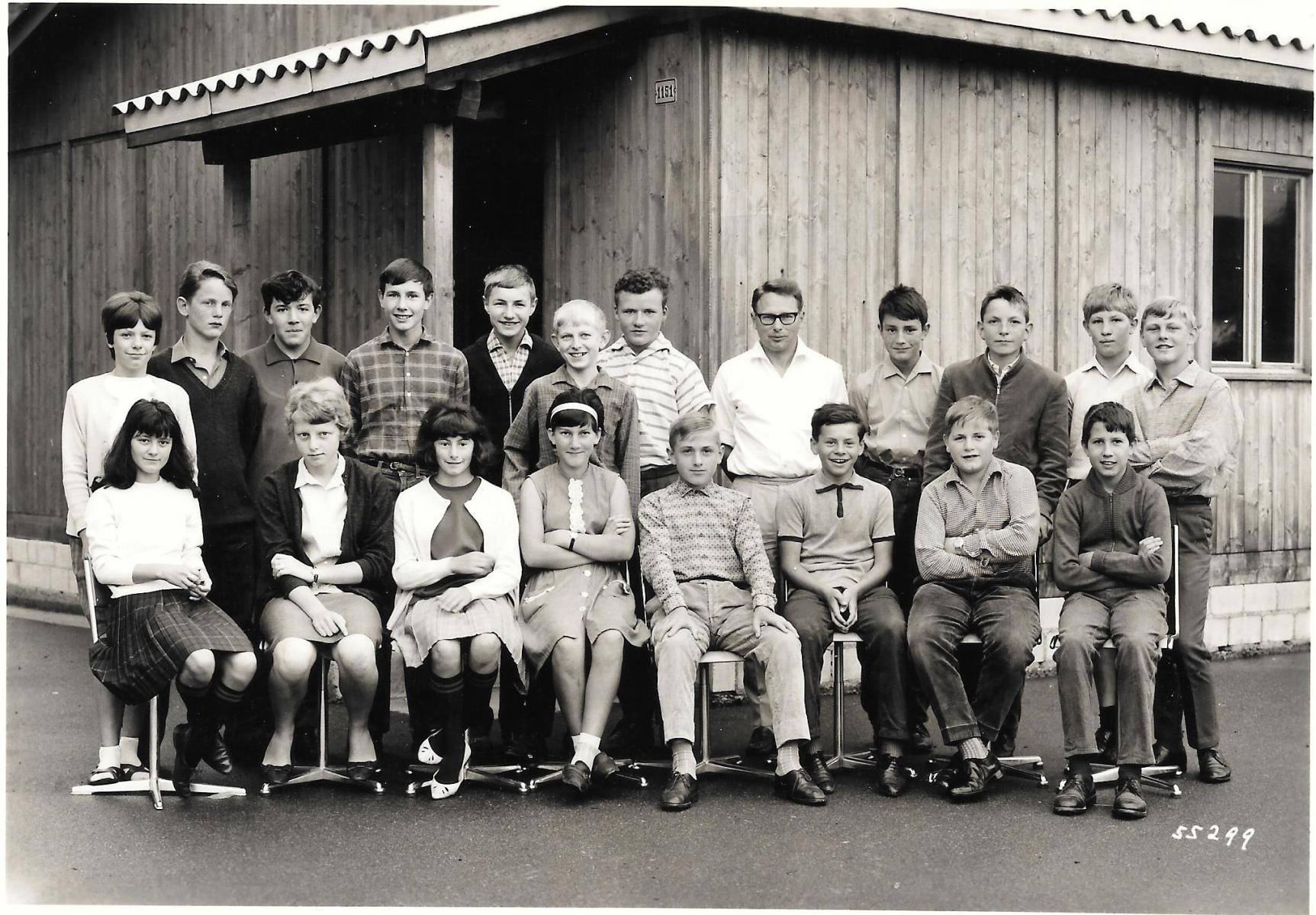 Schuljahr 1966/67, 1./3. Sekundarklasse  (vor der Baracke)