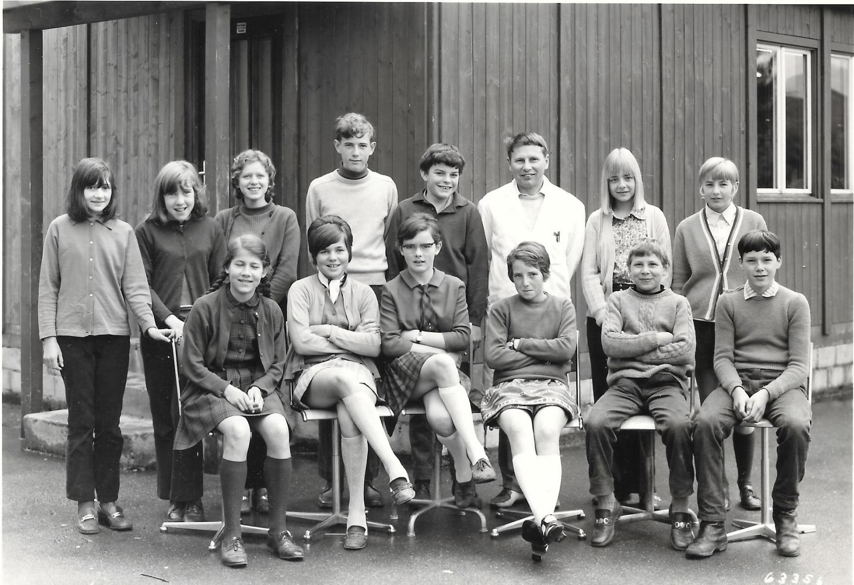 Schuljahr 1970/71, 1. Sekundarklasse, 1970  (vor der Baracke)