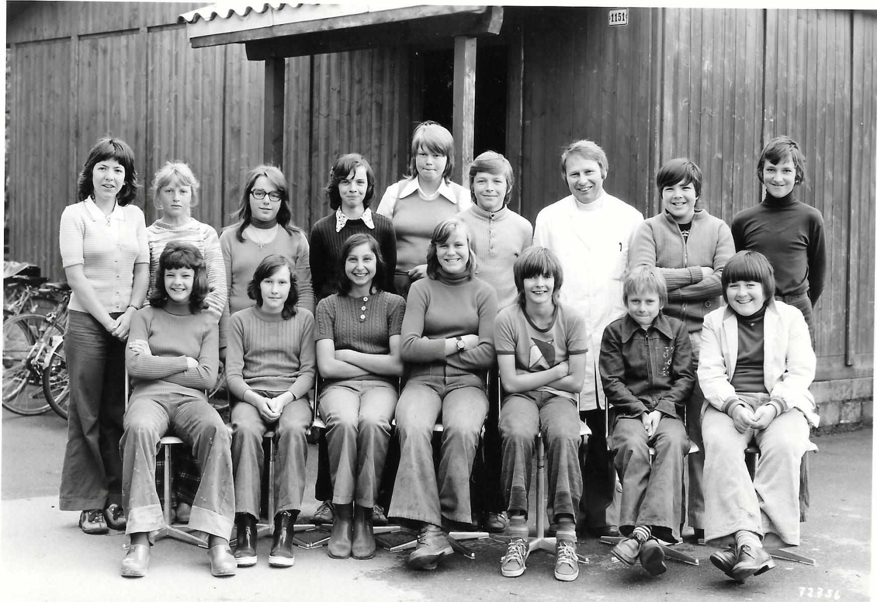 Schuljahr 1974/75, 1./2. Sekundarklasse  (vor Schulbaracke)