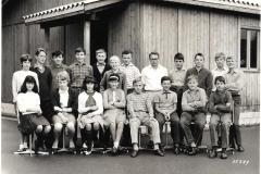 Klassenfoto 1966/67, 1./3. Sek Albrecht (vor der Baracke)