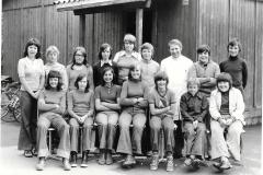 Klassenfoto 1974/75, 1./2. Sek (vor Schulbaracke), J. Albrecht