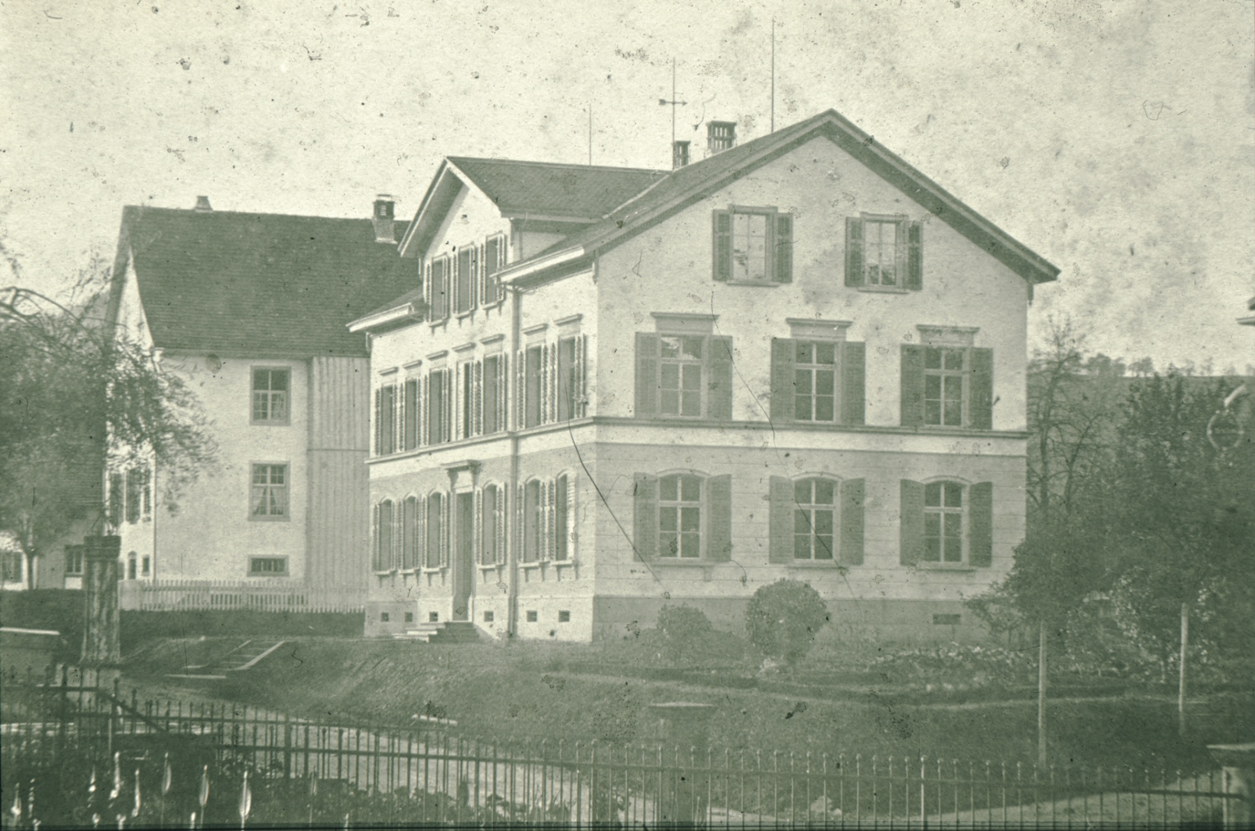 lk Primarschulhaus mit altem Abtritt (Plumpsklo!), rt Sekundarschulhaus 1878-1975