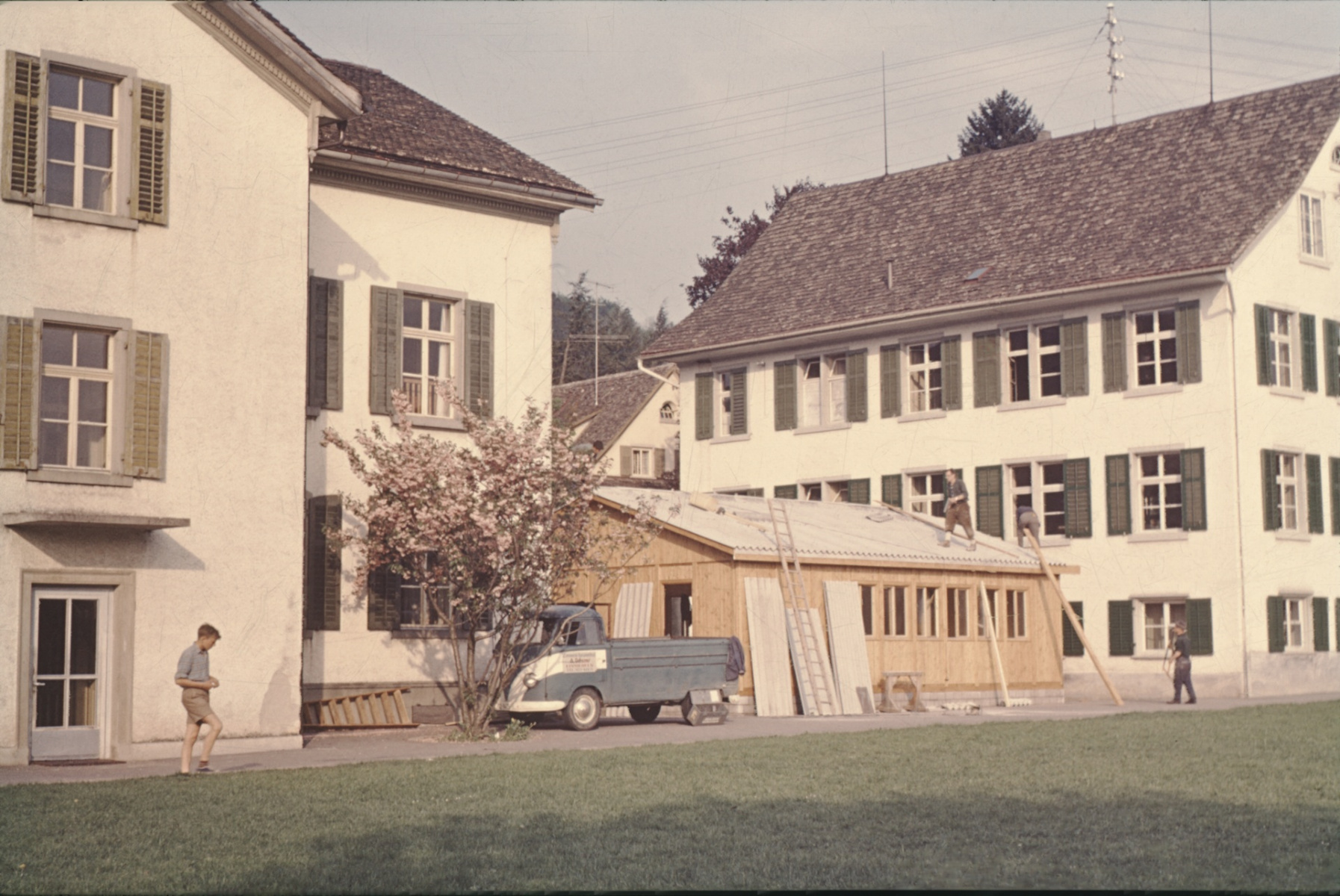 Bau der Schulbaracke für die Realschule, benützt bis 1975 durch Jörg Albrecht