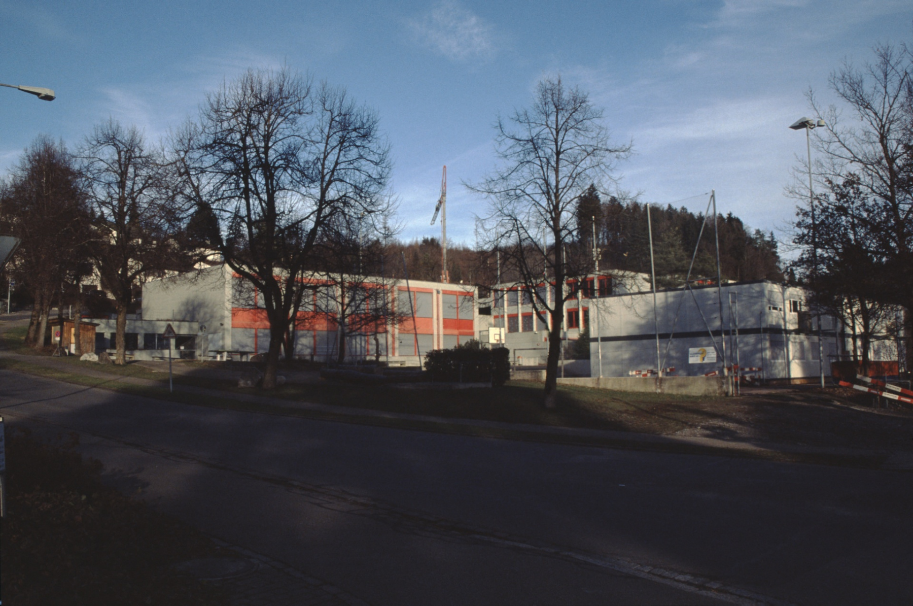 Oberstufenschulhaus Letten, Schulbaracken auf dem Turnplatz während Sanierung