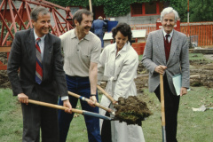Spatenstich Turnhalle Letten. Heinz Mäusli, Ernst Keller, Anita Frei, Architekt Bruno Gerosa