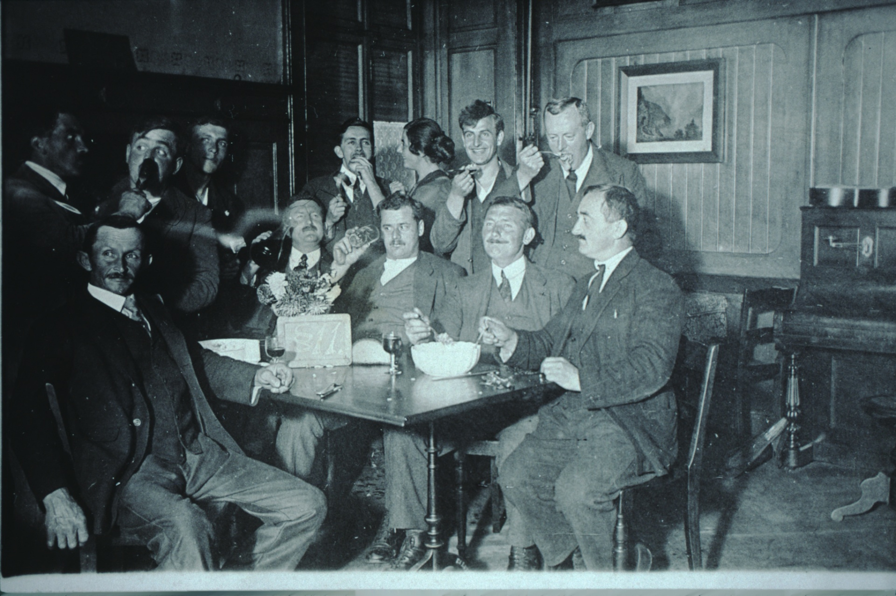 rechts am Tisch Jakob Heusser, neben ihm Walter Stössel (Waswies)