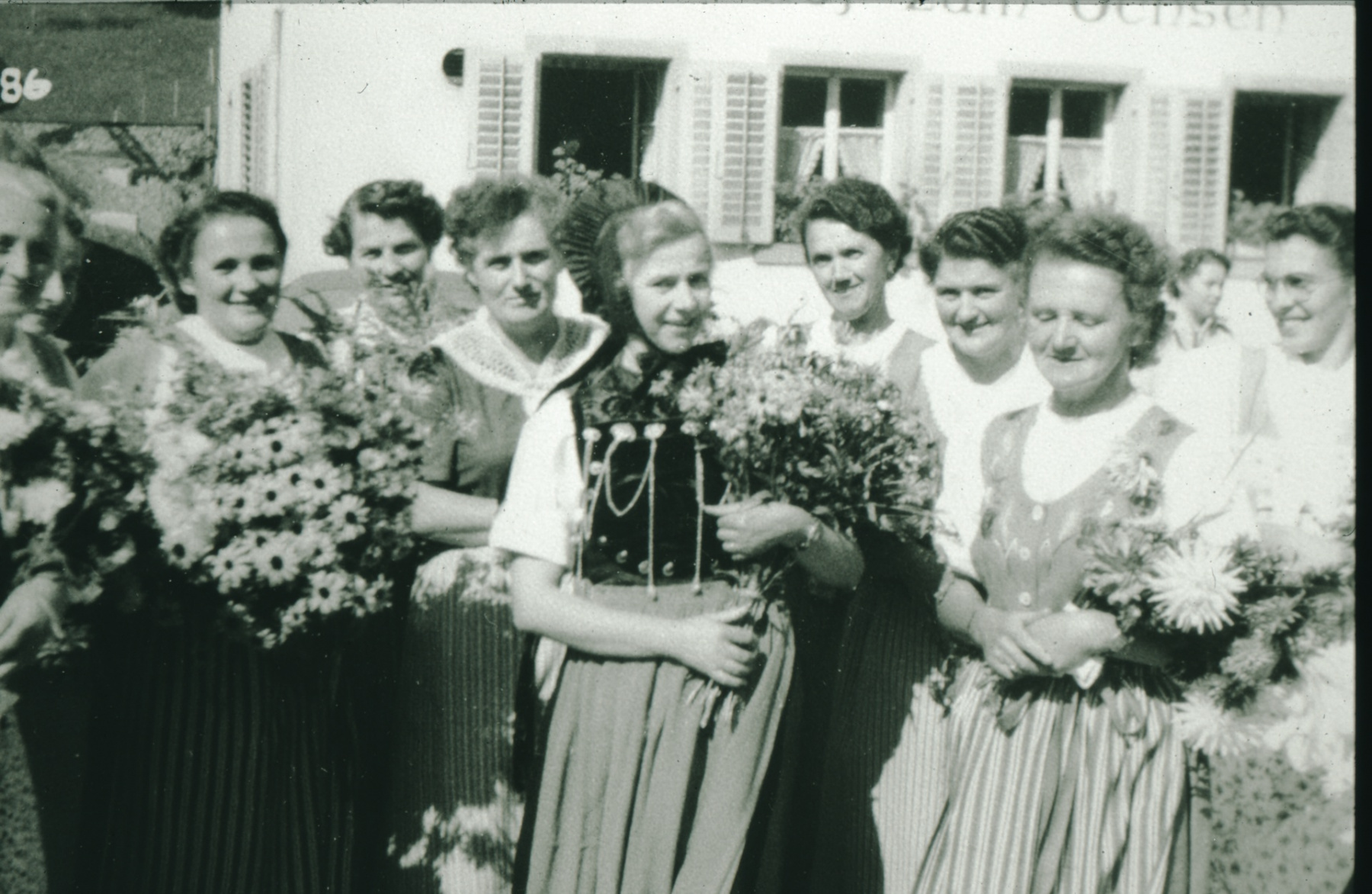 vlnr Frau Leibundgut (mit Blumenstrauss), Frau Bär (Mitte), rt. Frau Zimmermann, Schulhauseinweihung
