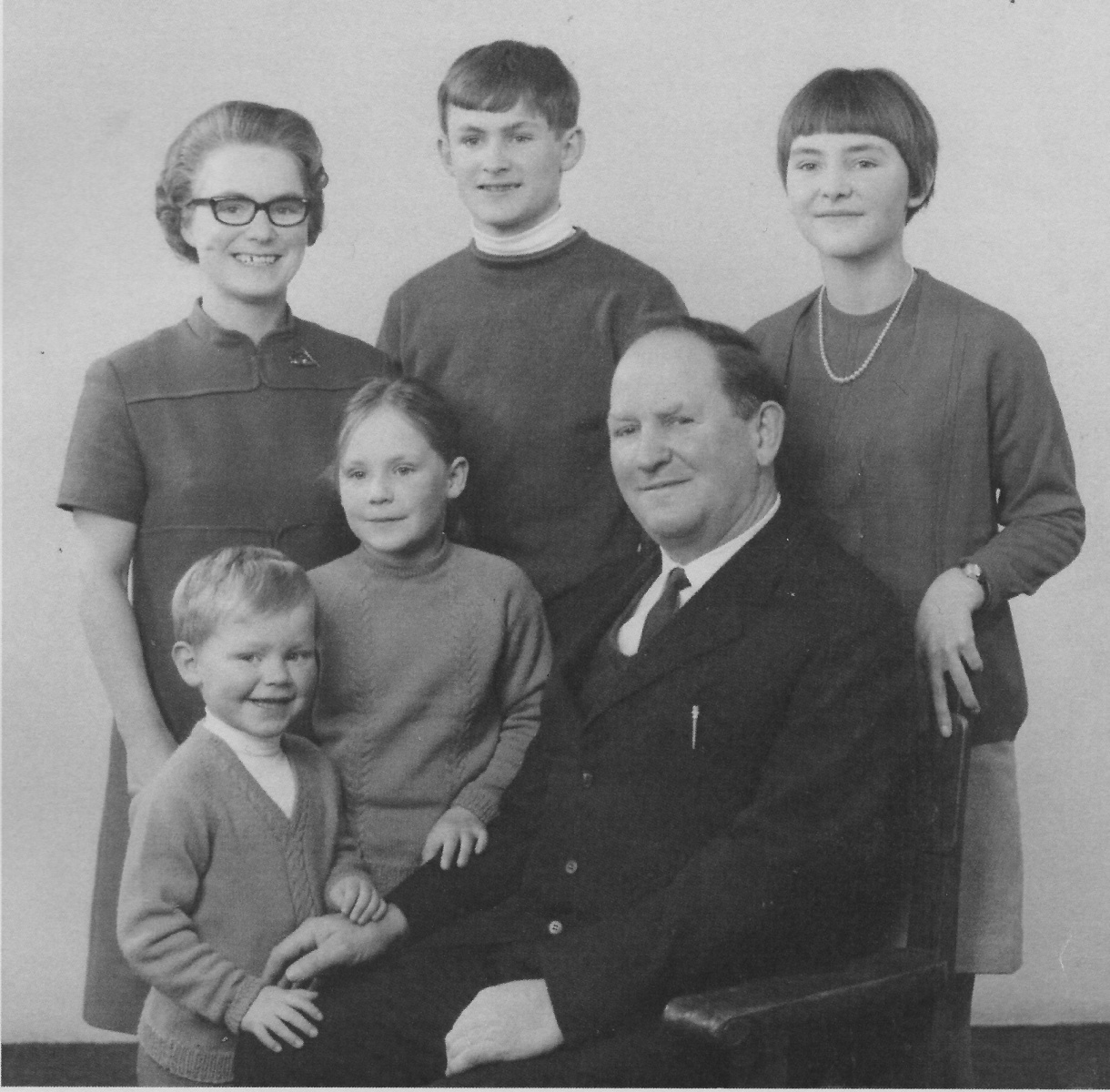 Hanna Bernhard mit Ehemann Walter und Fredy, Ursula, Esther und Christoph