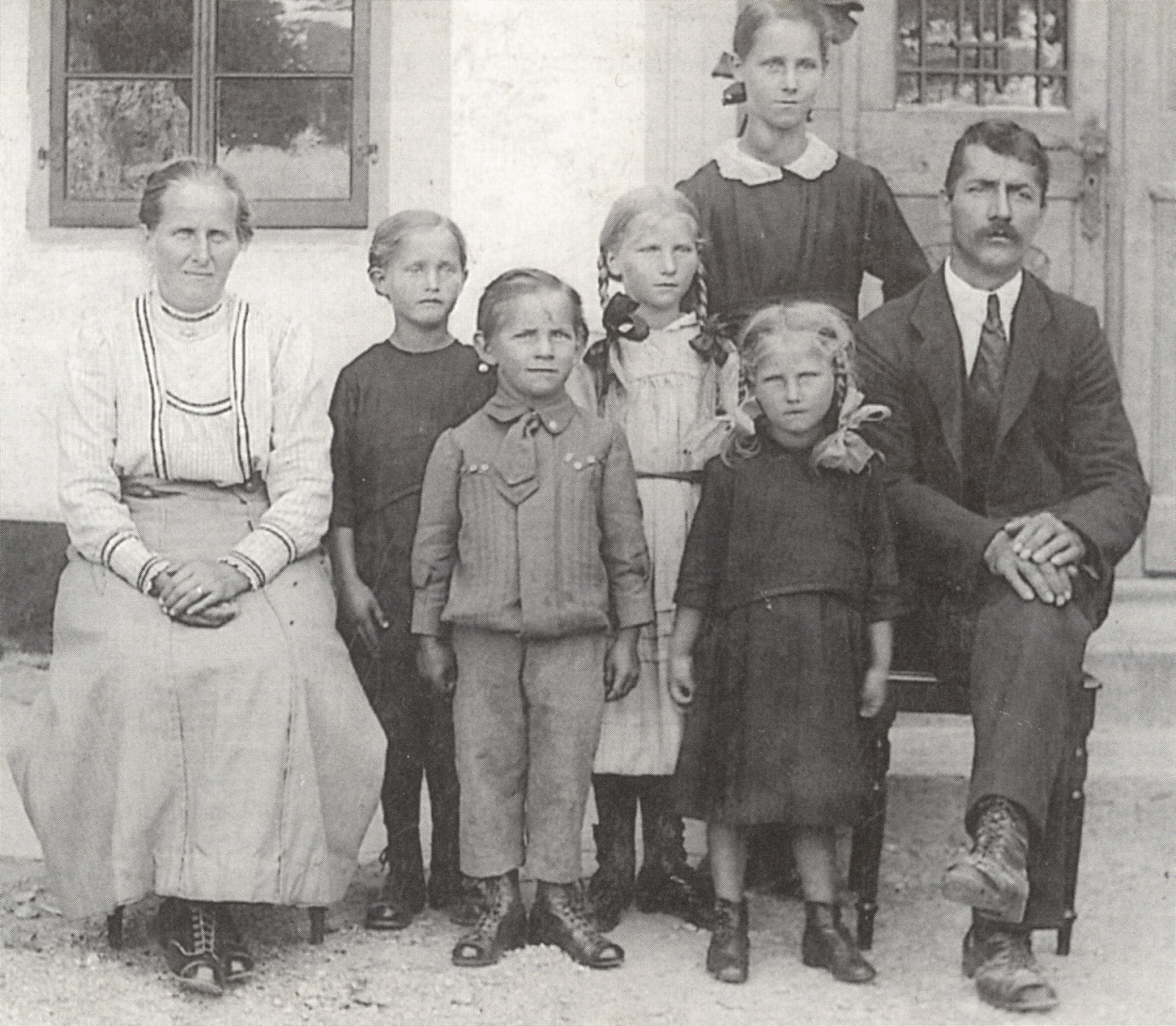 Sunier-Graf Nelly mit ihren Eltern und Geschwistern. Vater Graf öffnete jeweils frühmorgens die Wasserschieber im Stöckweiher und im Kemptner Tobel.