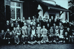 Lehrer Otto Honegger u. Klasse vor dem heutigen Gemeindehaus, vormals Villa Spörri