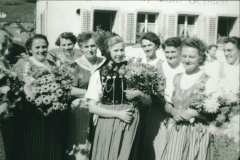 vlnr Frau Leibundgut (mit Blumenstrauss), Frau Bär (Mitte), rt. Frau Zimmermann, Schulhauseinweihung