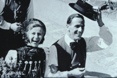 Frau Baer u. Eugen Francesconi, Schulhauseinweihung