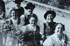 vorne rt Mathilde Heusser, dann Frau Leibundgut mit Otto Walder, dann NN mit Heiri Fischer, Schulhauseinweihung Dorf