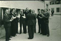 Doppel Quartett vor der Linde, geleitet von Carl Diener. Mitte mit Hemdärmeln Reinhold Walder. Rechts Ernst Trachsler (Coiffeur)