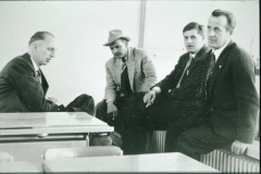 Baukommission Schulhaus Maiwinkel, vlnr Werni Pfenninger, Hans Kunz, W. Weber (Lehrer), Heiri Kägi