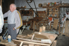 Fritz Walder in seiner Werkstatt