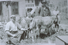 Schmiedemeister Emil Bertschinger mit Sohn und Tochter