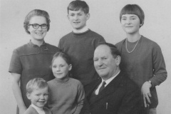 Hanna Bernhard mit Ehemann Walter und Fredy, Ursula, Esther und Christoph
