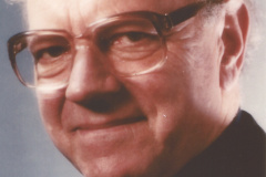Gamma Andreas (1915-1991), kath. Pfarrer in Bäretswil (1983-1991), der Dreikirchenbauer, erbaute nach Gossau und Wetzikon 1990 die kath. Kirche Bäretswil