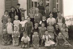 Klassenfoto Primar Berg, Schaufelberger 1947, vor dem Laufbrunnen beim Schulhaus