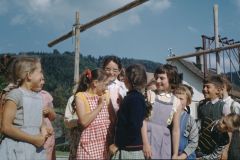 Klassenfoto Primar Bettswil, Albrecht, 1959: Hanni Fischer, Hanneli Hubmann, Mirjam Sierszyn, Heidi Bosshard, nn Werner Fischer, Hans Brunner Klassenfoto Primar Bettswil, Albrecht, 1959: Hanni Fischer, Hanneli Hubmann, Mirjam Sierszyn, Heidi Bosshard, nn Werner Fischer, Hans Brunner