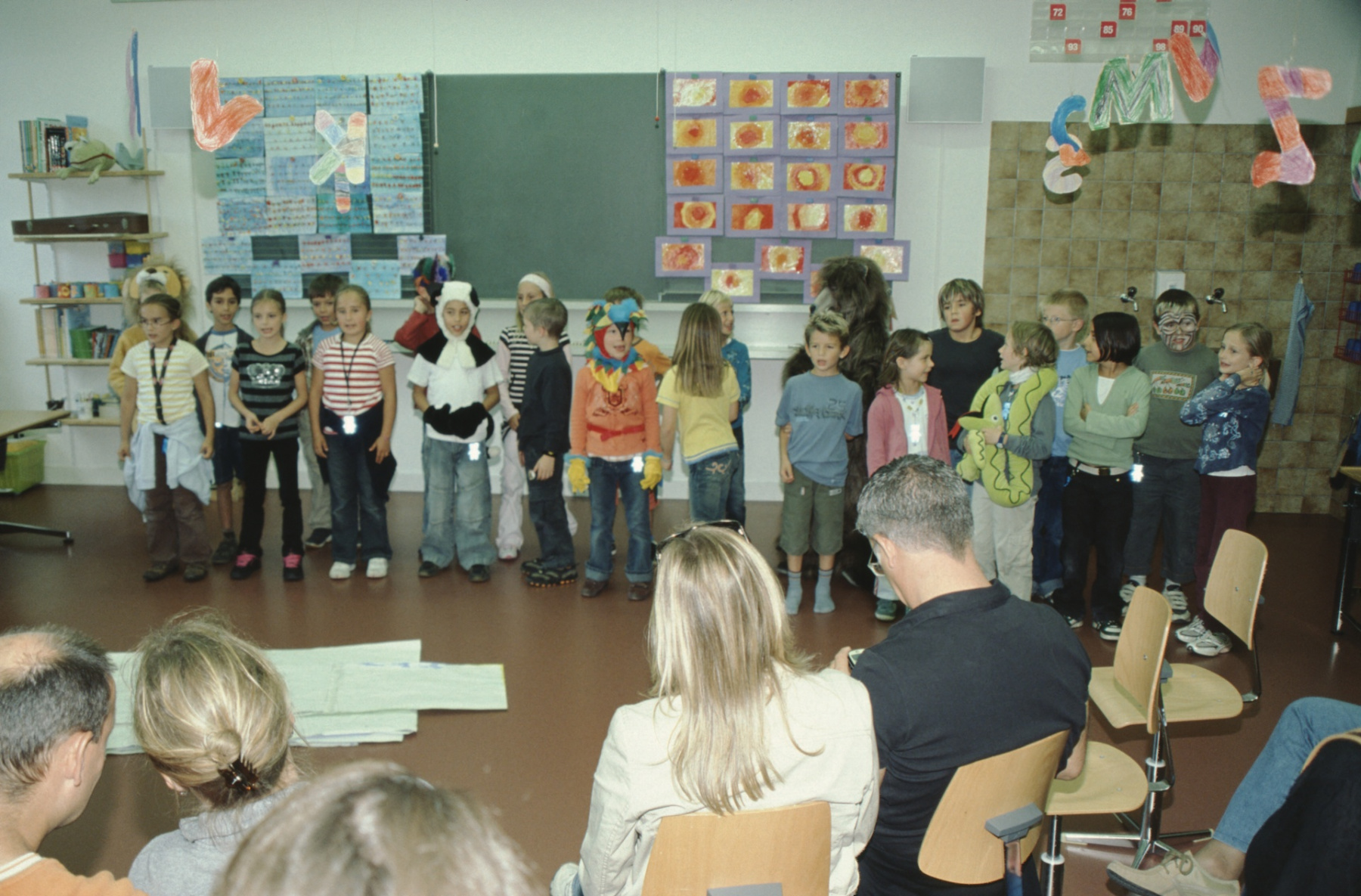 Einweihung Schulhauserweiterung Adetswil, Gesang im neuen Schulzinmer