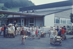 Neues Schulhaus Adetswil, Ankunft der Züglete. Neues Schulhaus Adetswil, Ankunft der Züglete.