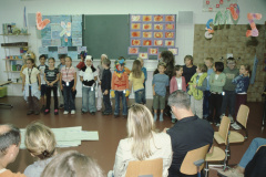 Einweihung Schulhauserweiterung Adetswil, Gesang im neuen Schulzinmer