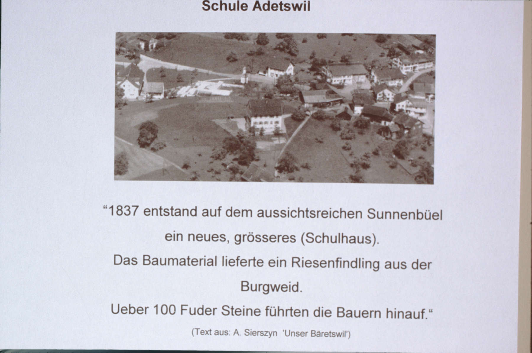 Schule Adetswil, Besonderes - Baumaterial vor allem von einem Findling in der Burgweid