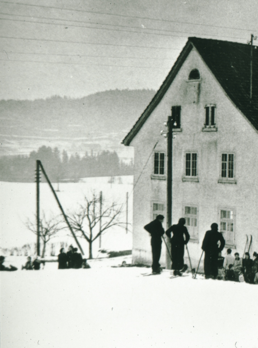 Schulhaus Wappenswil im Winter