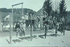 Schulhaus Dorf Sandgrube mit Reckstangen