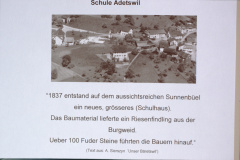 Schule Adetswil, Besonderes - Baumaterial vor allem von einem Findling in der Burgweid