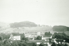 Adetswil mit Schulhaus