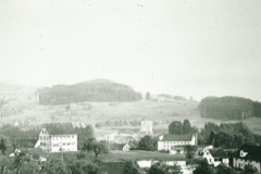 Adetswil mit Schulhaus Sunneberg (1836-1969), rechts davon Fabrik im Tobel, dahinter Kieswerk