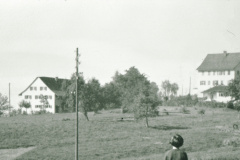 Schulhaus Adetswil von der Grünau aus, davor Schulbaracke, später KiGa. Links das ehem. Mühlacher-Haus.